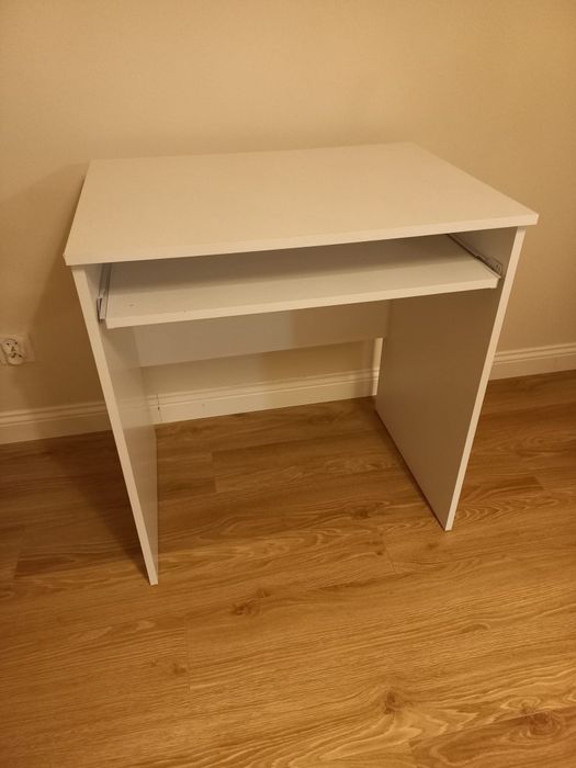 Białe biurko Ikea