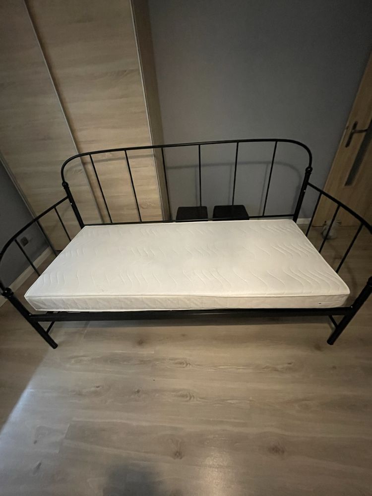 Łóżko metalowe z materacem