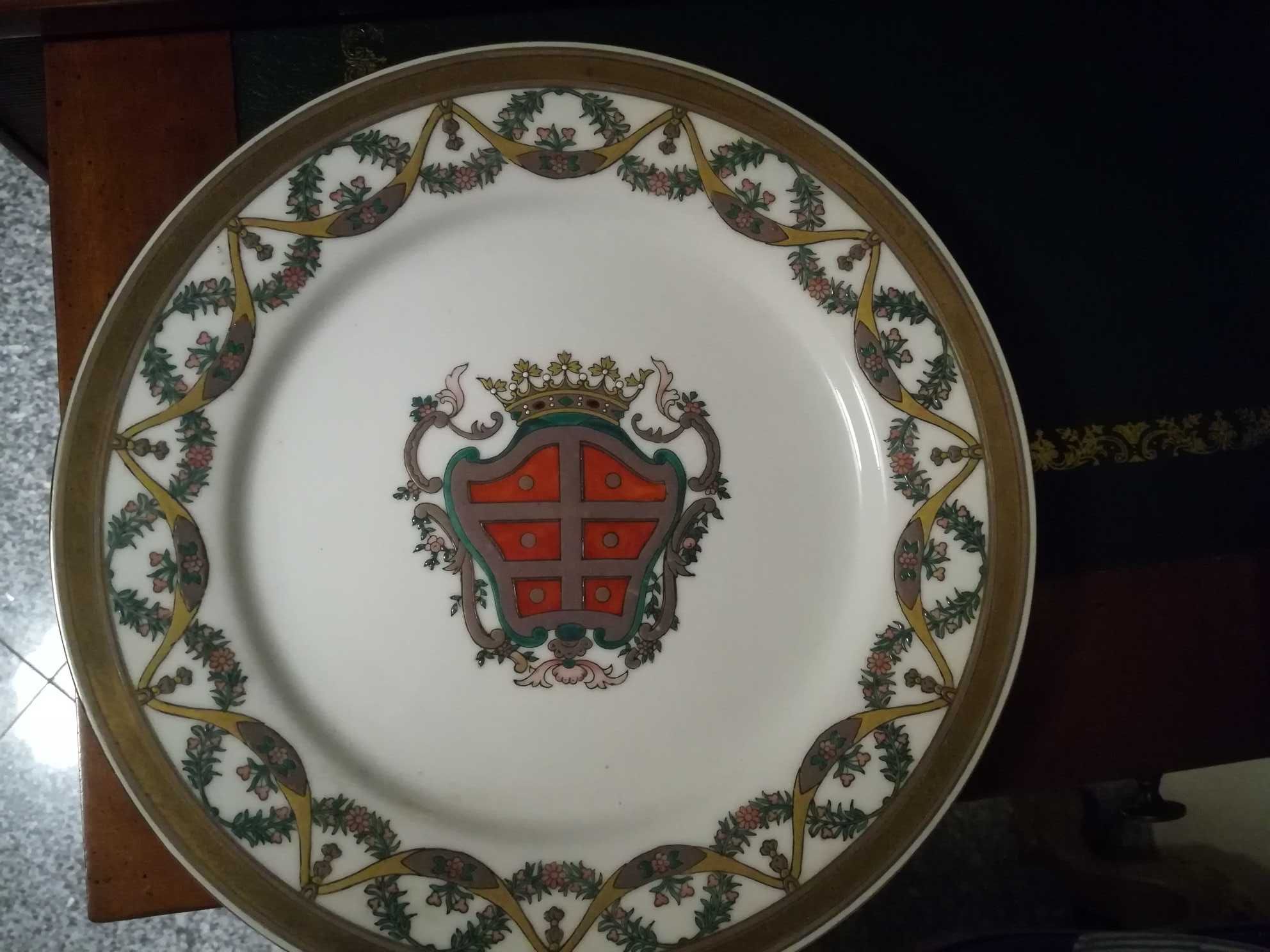Prato decorativo com rebordo dourado e brasão - Lindíssimo