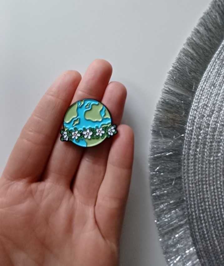 Emaliowany pin przypinka ziemia