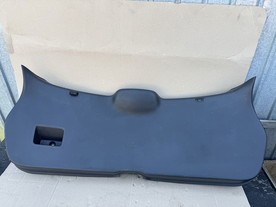 Обшивка (карта) кришки багажника на Nissan Qashqai J 10.