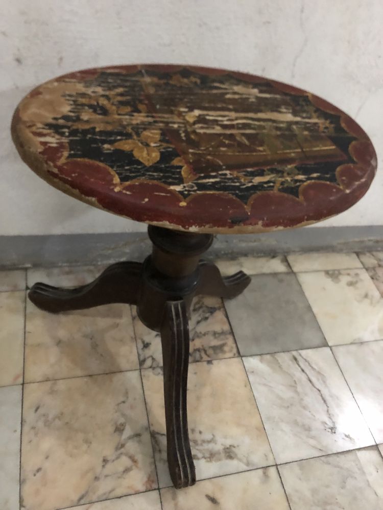 Mesa de apoio com pé de galo