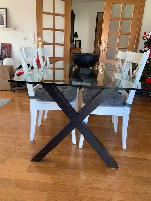 Mesa de sala com tampo de vidro