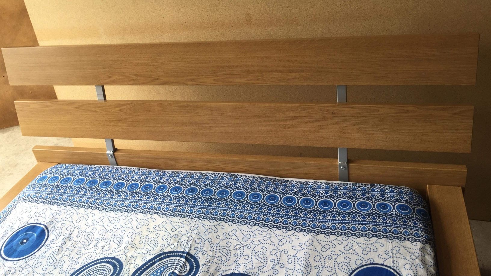 Cama com estrado e colchão