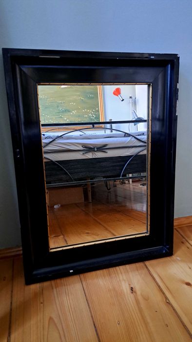 Stare lustro w pięnej ramie