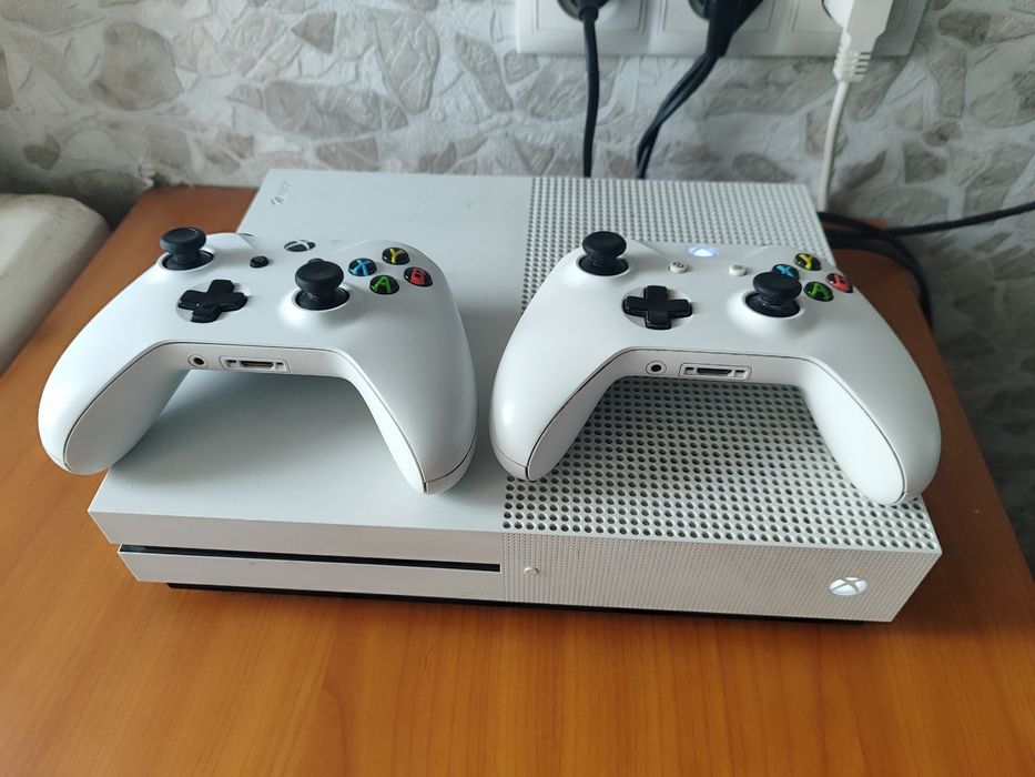 Xbox one s. Два геймпада.  Состояние идеал