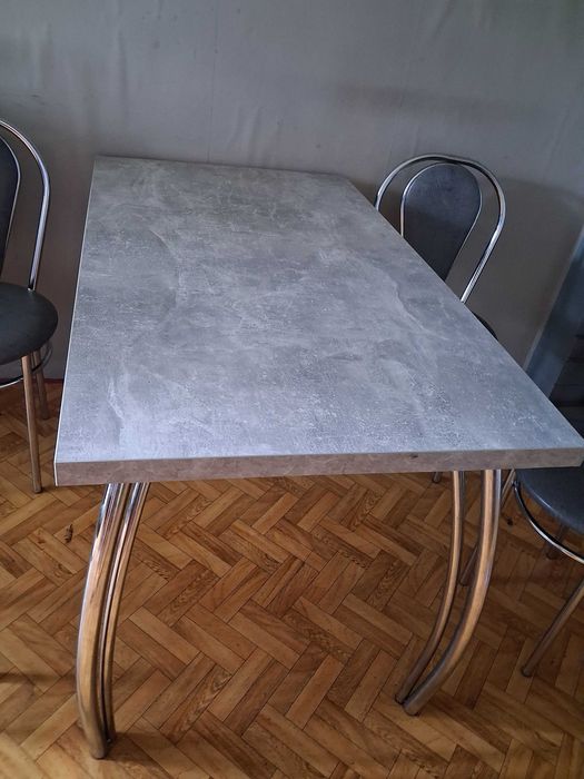 Stół z krzesłami