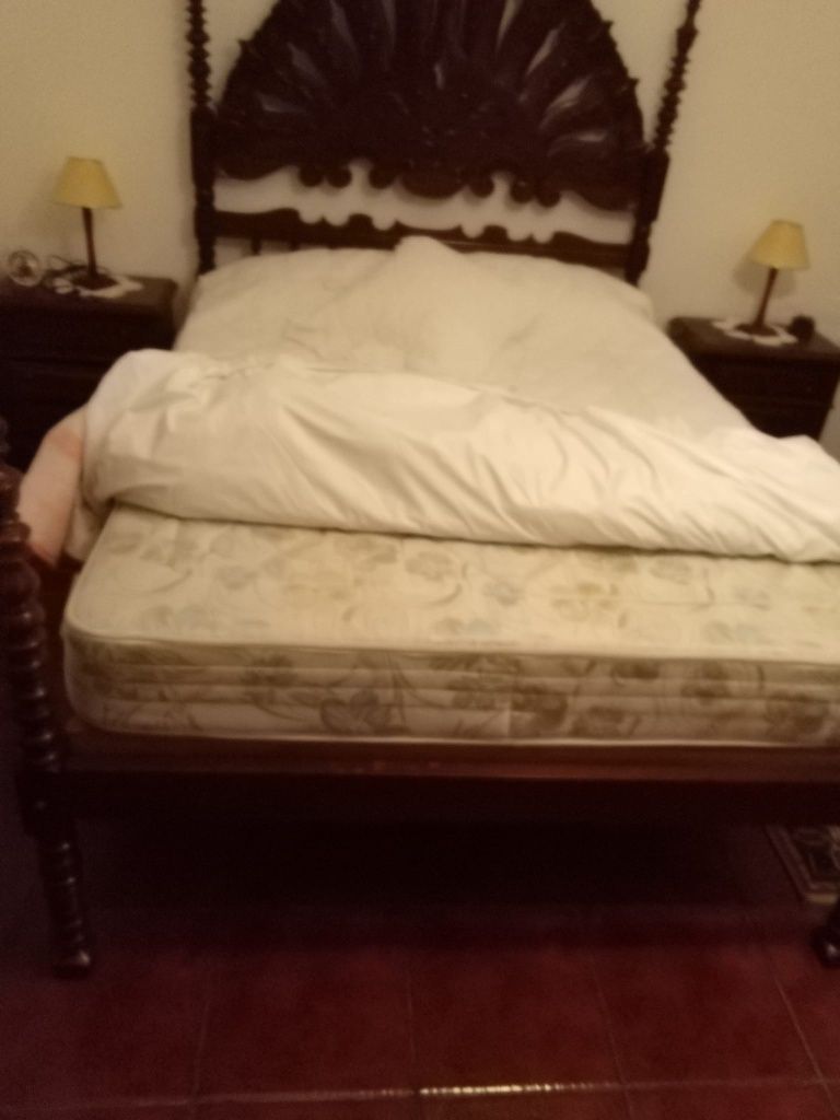 Cama de casal em cerejeira