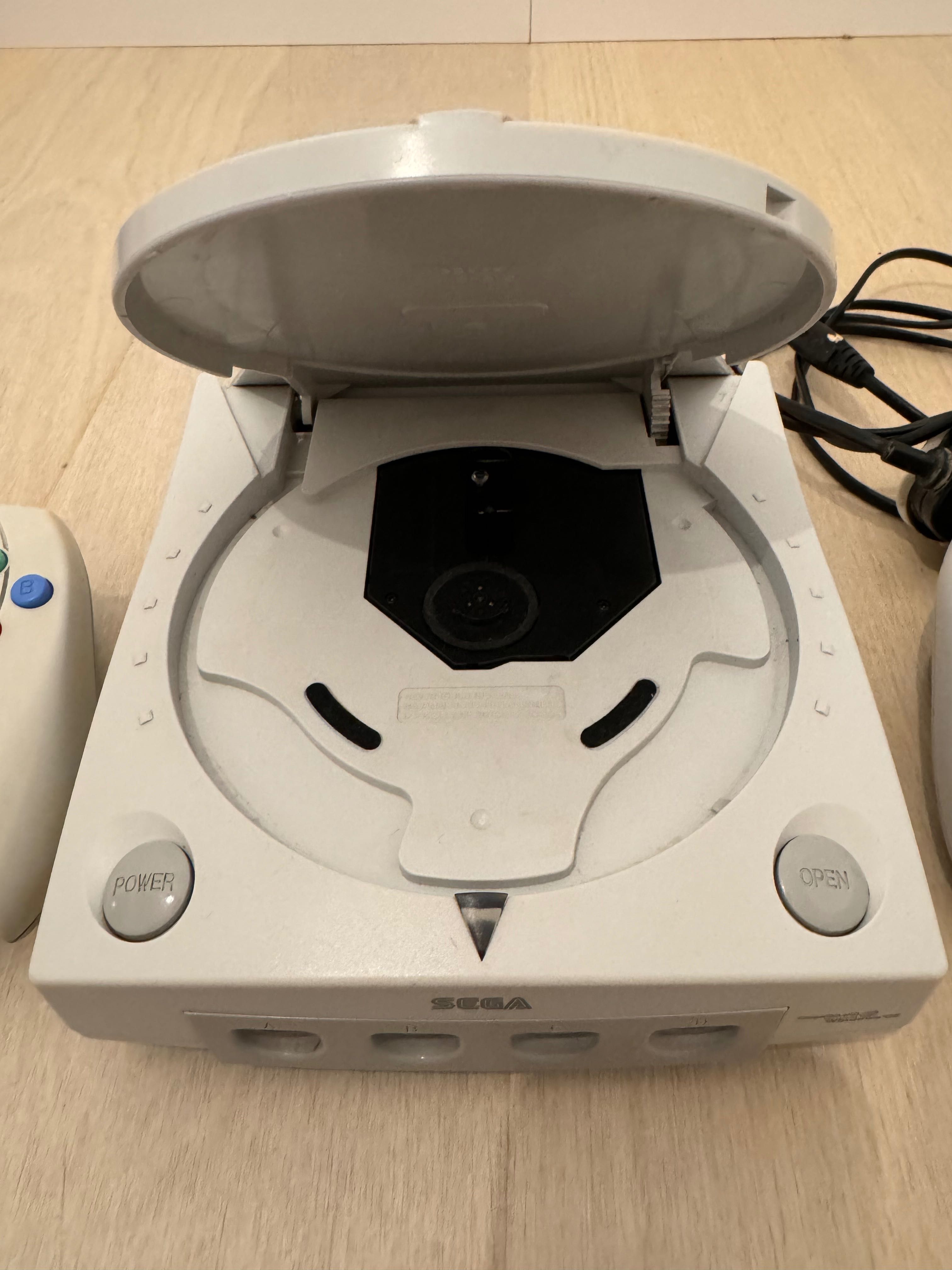 Sega Dreamcast +2 pady + 2 karty pamięci + okablowanie