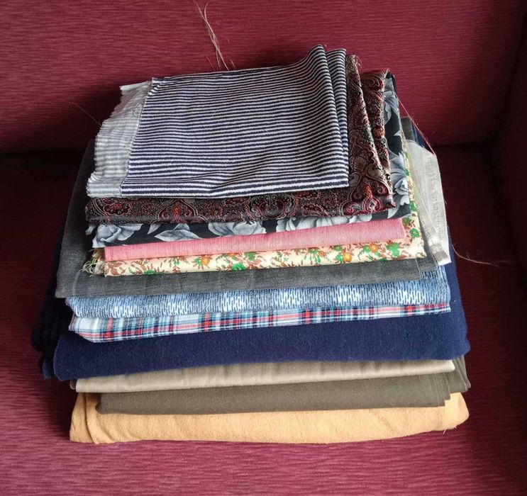 Відрізи різних тканин, різних розмірів, різних фактур.