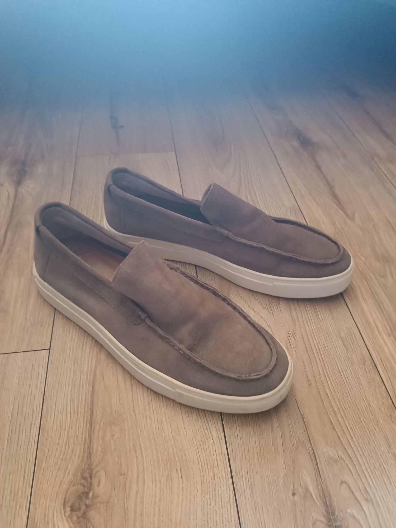Brązowe zamszowe buty