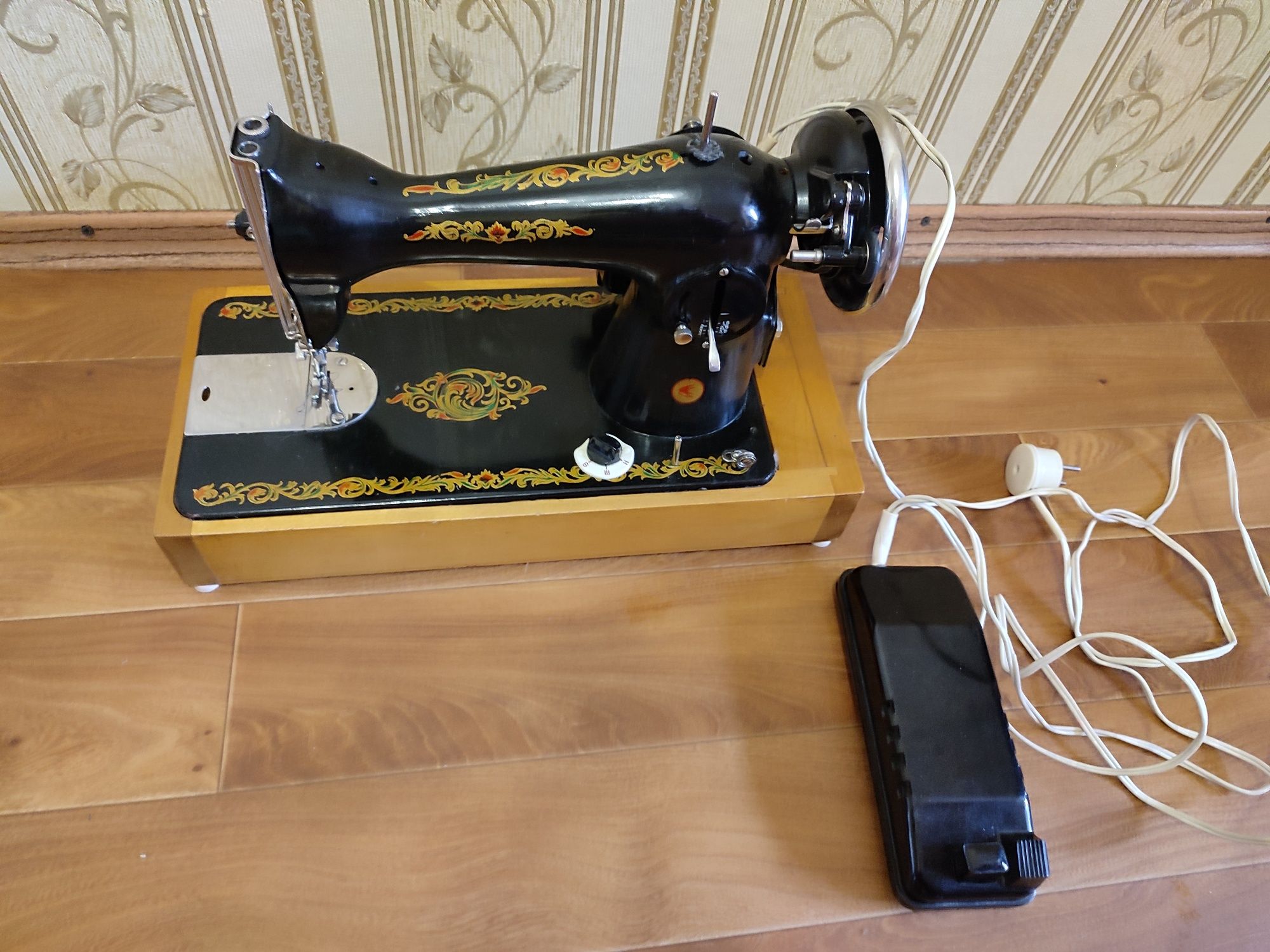 Швейная машина с ножным электроприводом