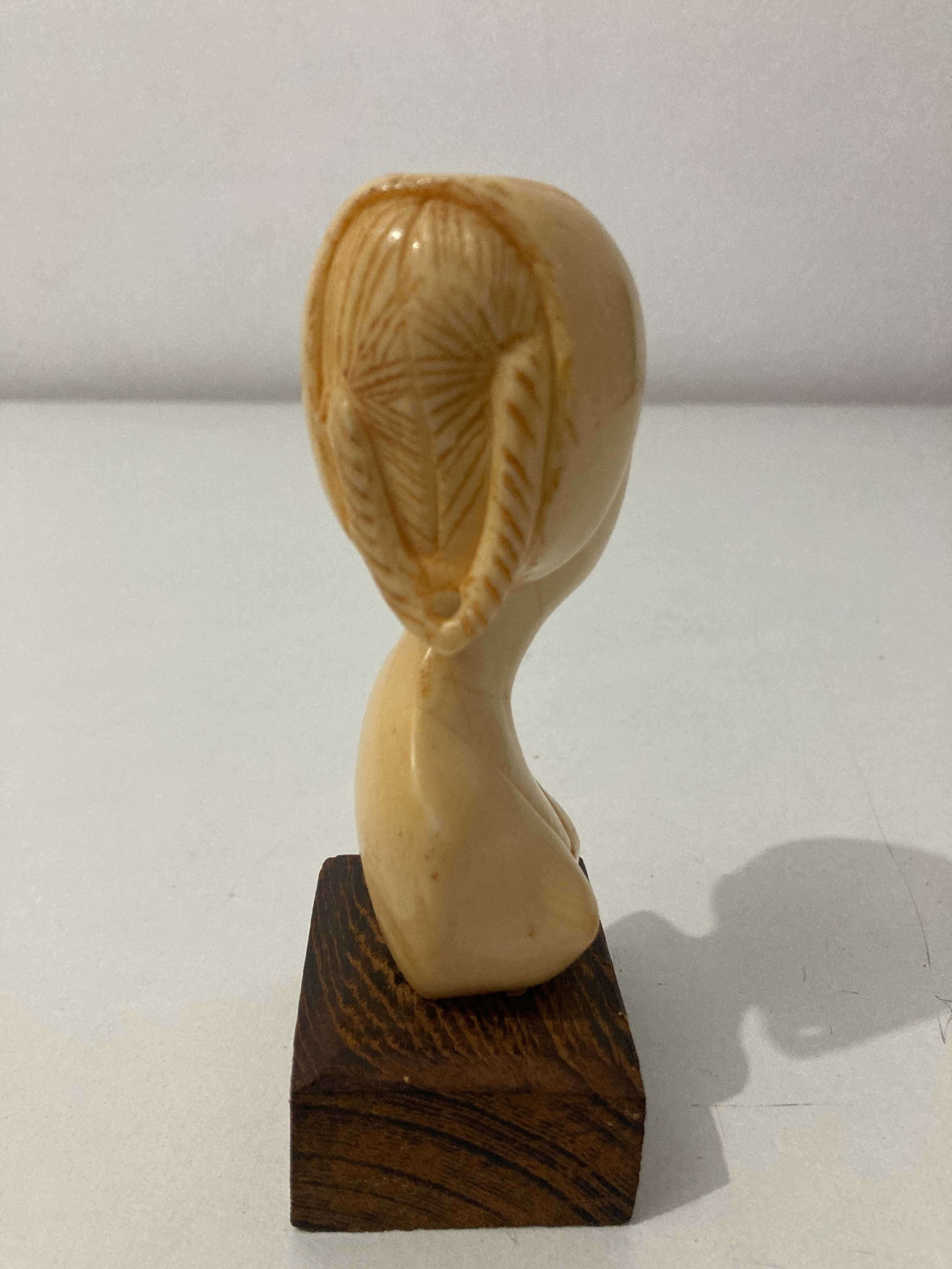 Escultura busto mulher africana em material nobre com base de madeira