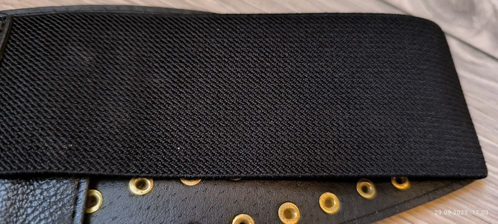 Pasek z tworzywa sztucznego, na gumie ze stożkowymi ćwiekami