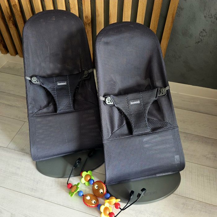 Dwa leżaczki BabyBjorn + zabawki