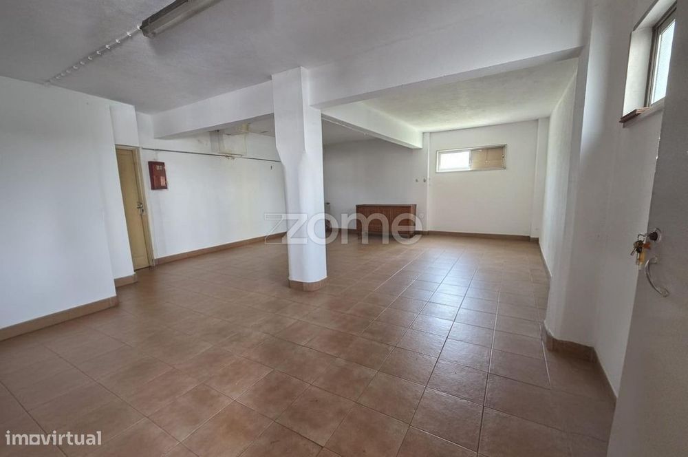 Garagem Ampla de 46m2 com Luz natural- Arrentela