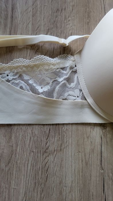 Продаю бюст,розмір 90С