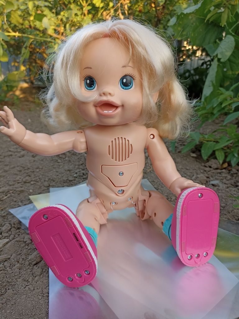 Інтерактивна, вінтажна лялька Hasbro Baby Alive Wanna Walk Talking