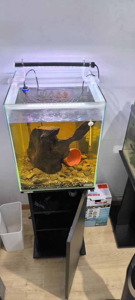 Vendo aquário cubo completo da marca Sera