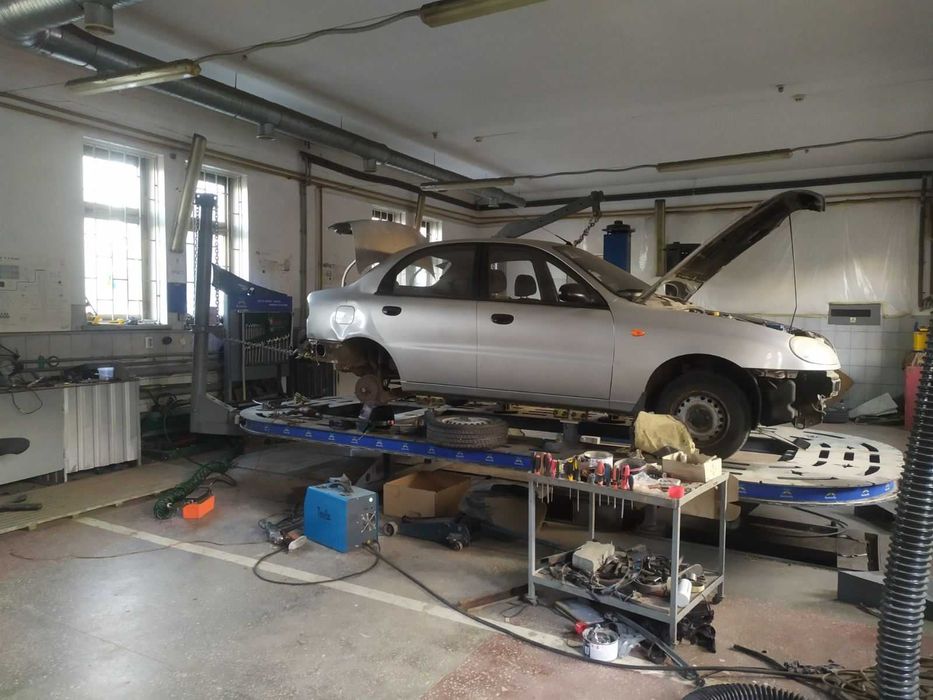 Продається автосалон та СТО з торговими приміщеннями