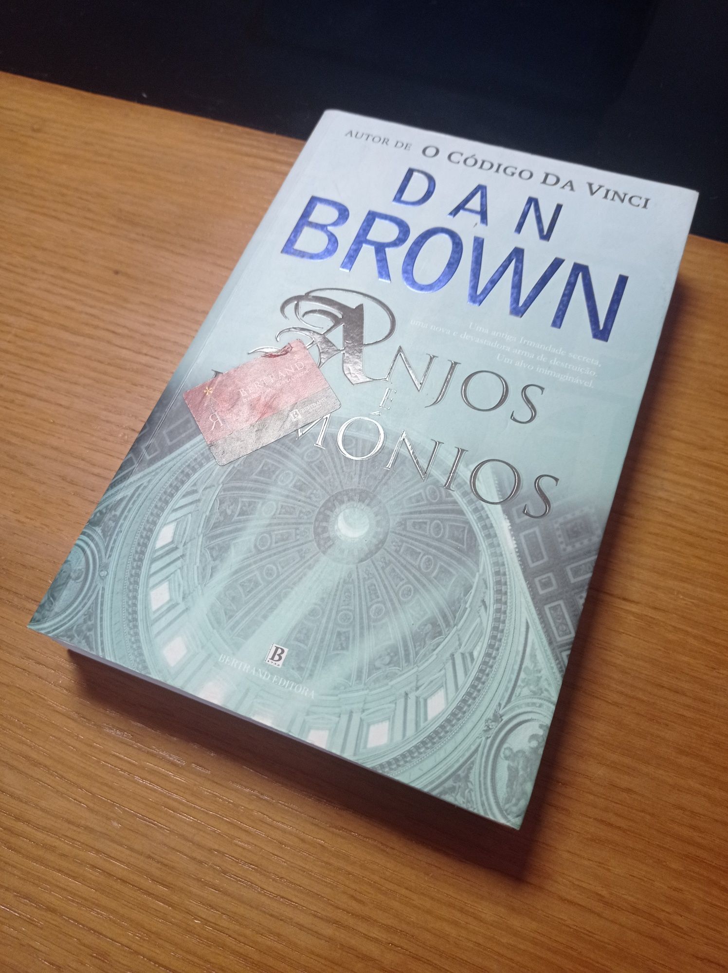 Livro Anjos e Demónio de Dan Brown