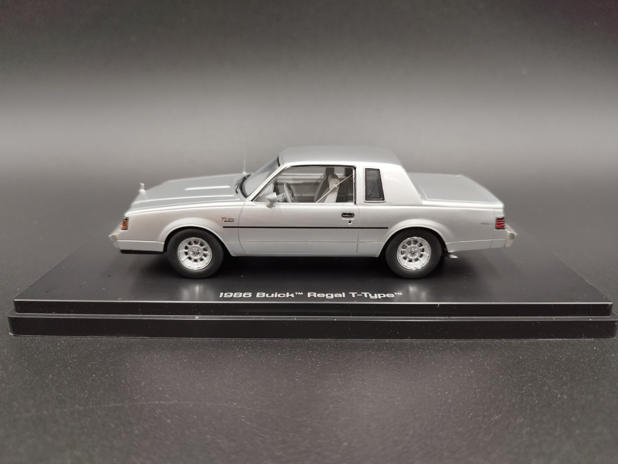 1:43 Auto Word Buick Regal Typ T (1986) silver  model