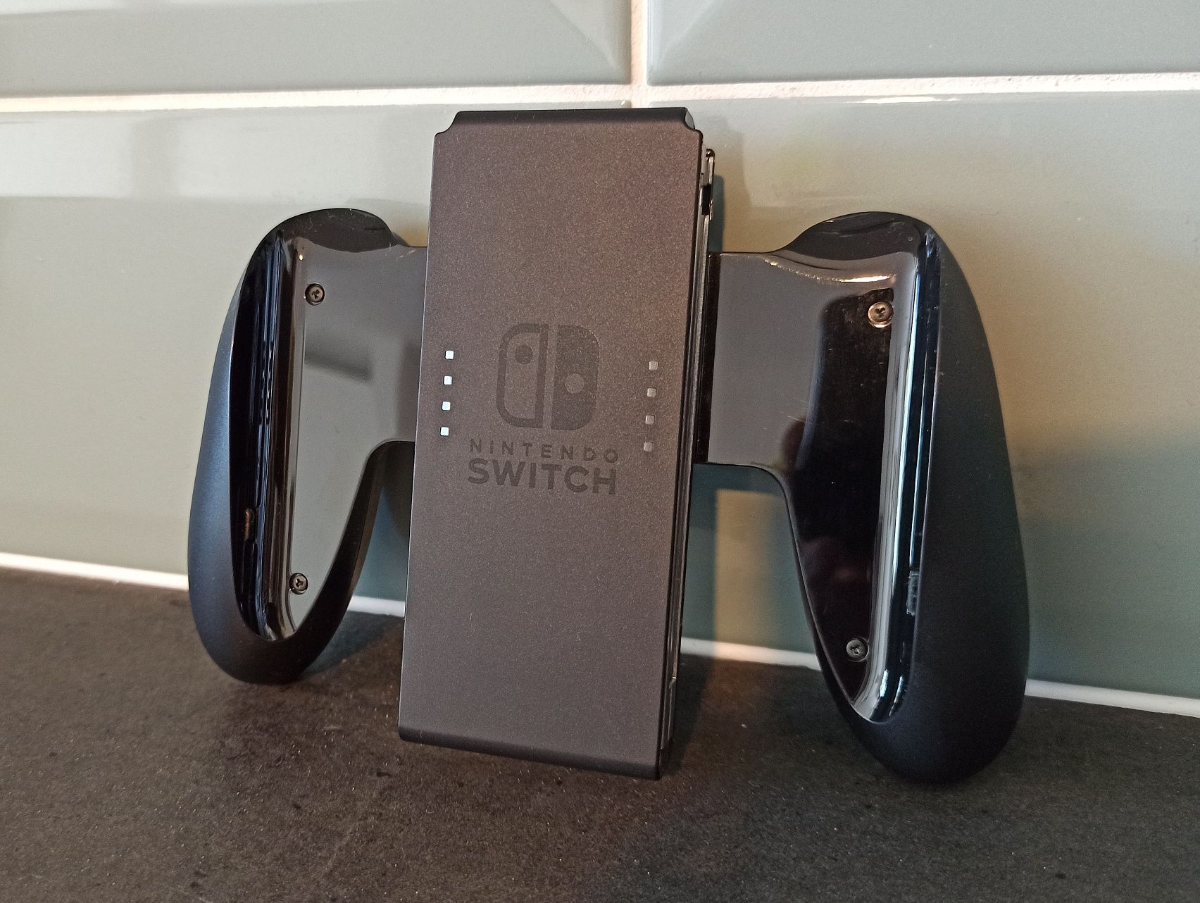 Nintendo Switch Dock + uchwyt do Joy-Conów jak nowe.