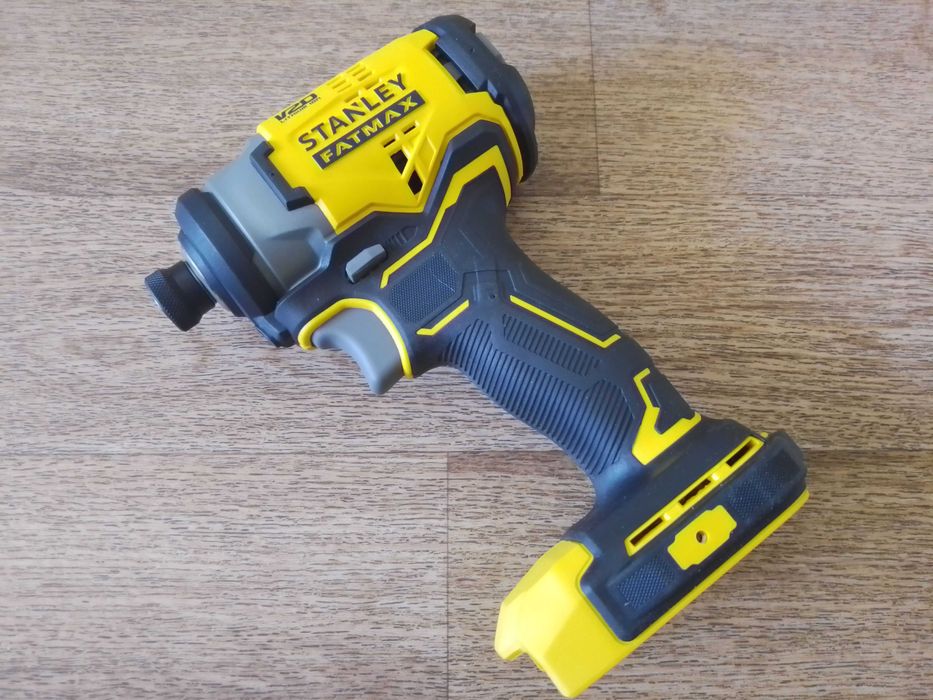 Шурупокрут ударний акумуляторний STANLEY FATMAX SFMCF810B (165 Нм)