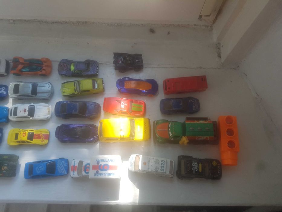 Іграшки для дітей машинки