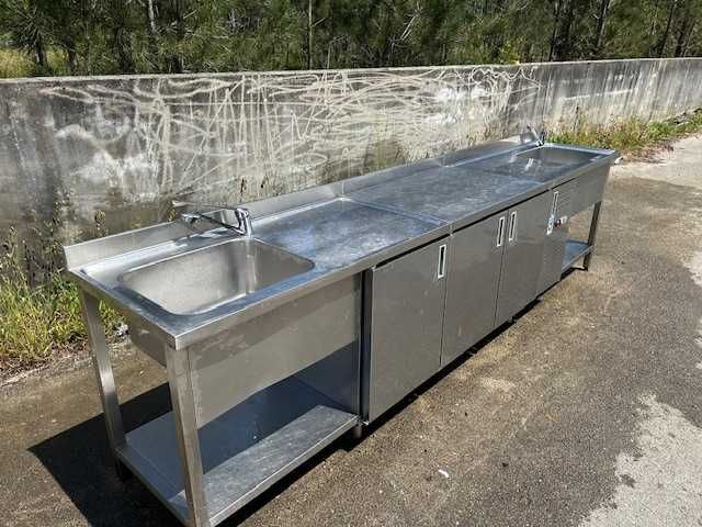 Uma bancada em inox usada
