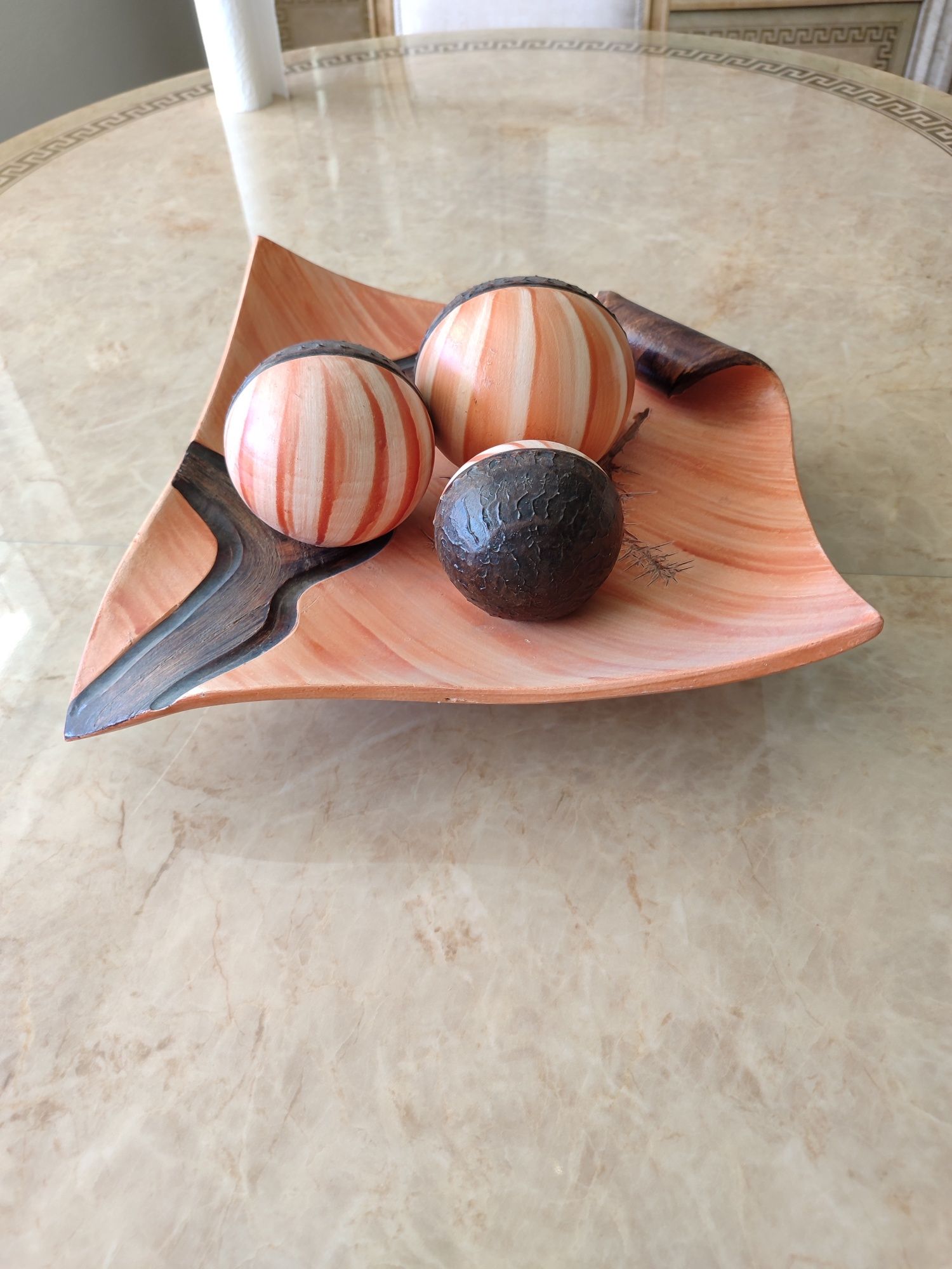 Prato decorativo com 3 bolas em cerâmica
