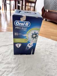 Зубна щітка Oral-B PRO 600 Cross Action