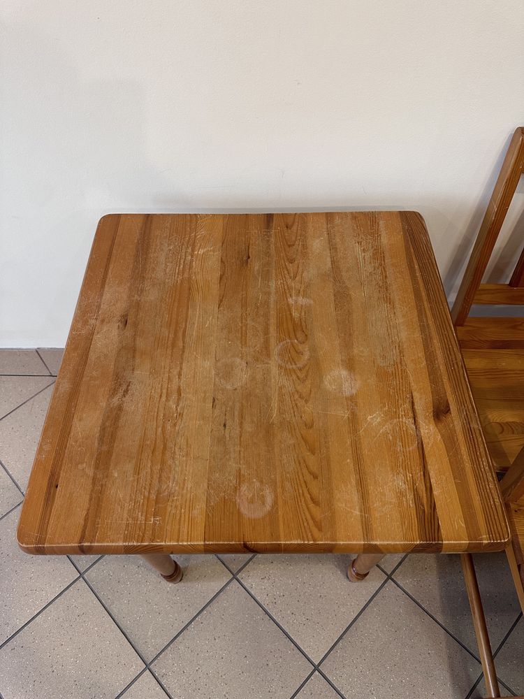 Krzesła i stoły z litego drewna