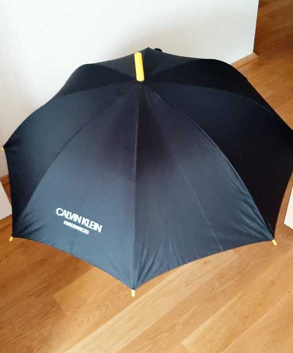 czarny parasol Calvin Klein żółta rączka i wstawki z pokrowcem