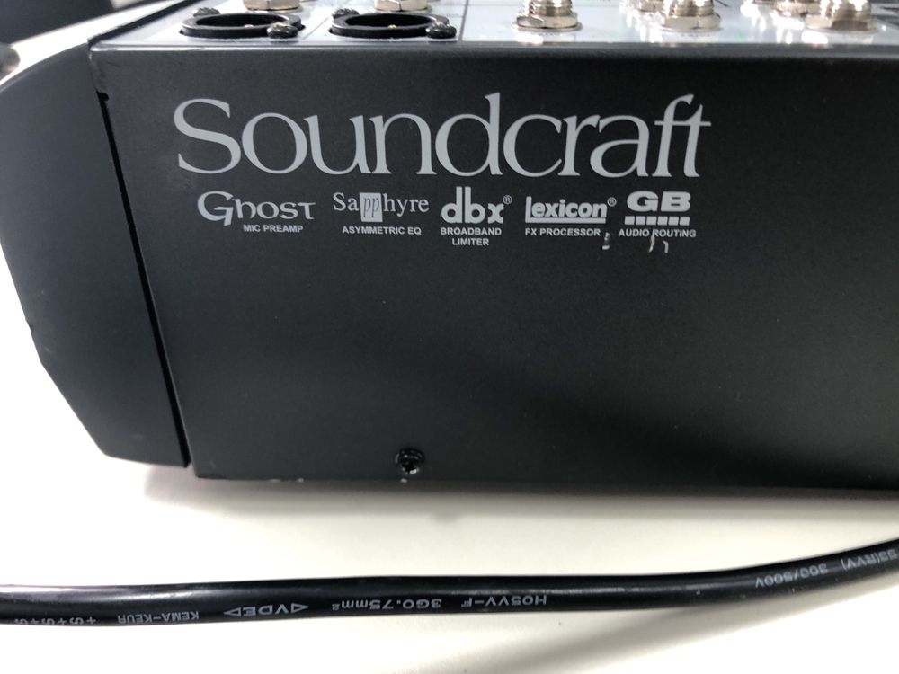 Soundcraft  Signature 22