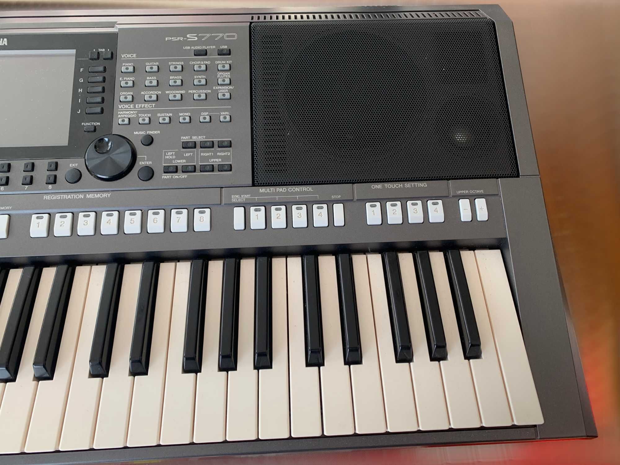 Yamaha PSR S770 Запакована професійними стилями.