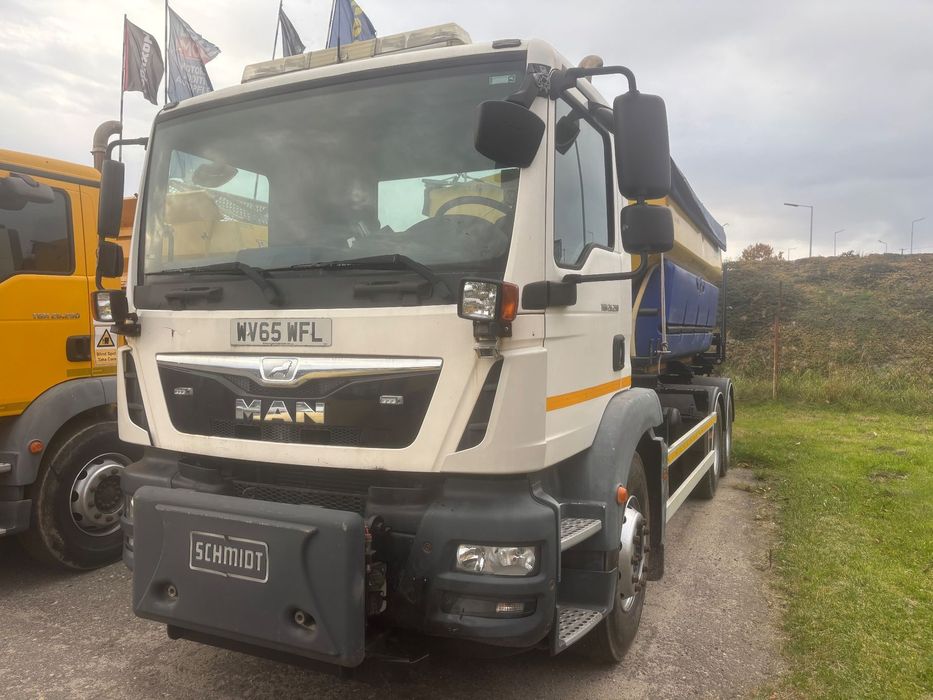 MAN TGM 26.290 6X4BB PIASKARKA SOLARKA pług schmidt  MAN TGM 26.290 6X4 BB piaskarka solarka schmidt 9m3 2015 euro6 pług