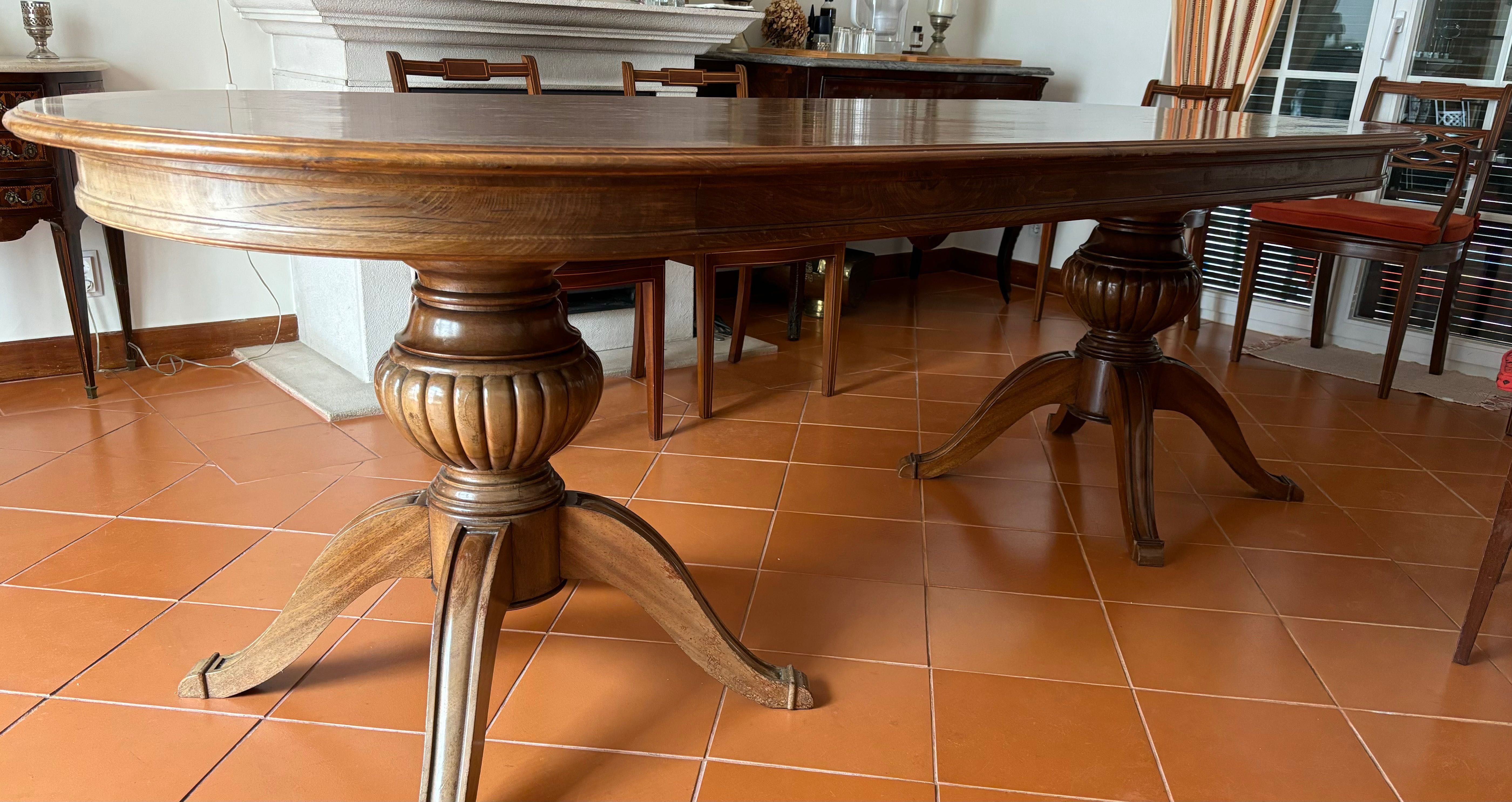 Mesa de jantar em madeira frutuosa