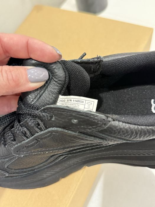 шкіряні кросівки оригінал від Ugg