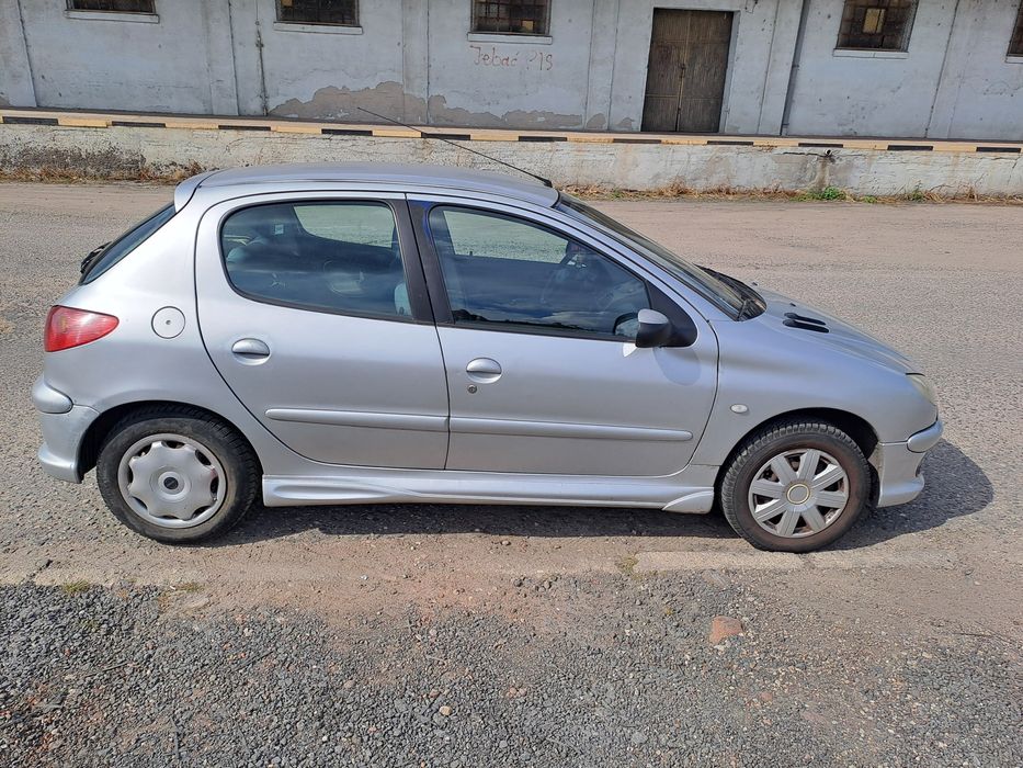 Peugeot 206. 1,4 benzyna,  niski przebieg   długo oc , nowy przegląd t