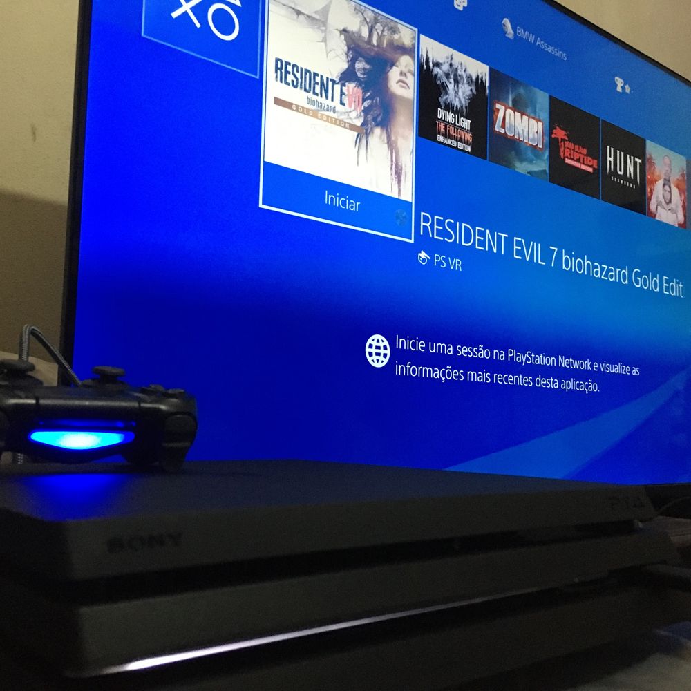 PS4 PRO 4K + 2 comandos Sony + 1 jogo