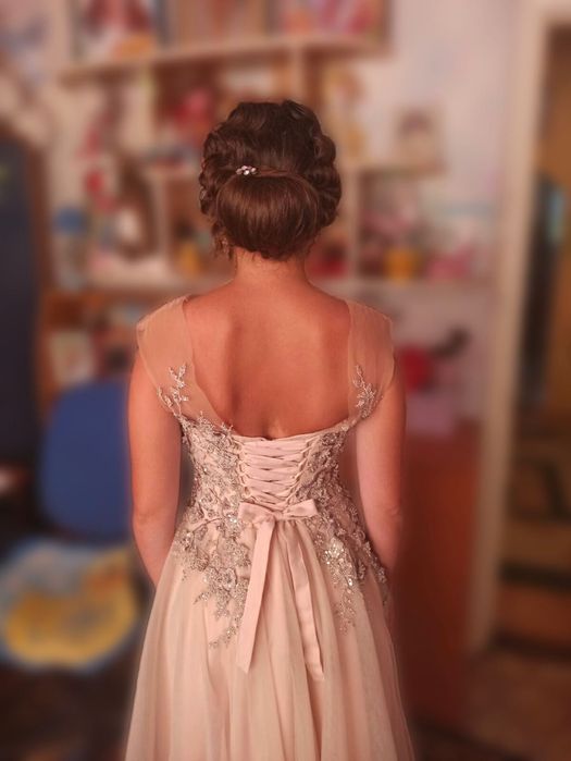 Продам сукню на випускний, весілля. Одягалась лише один раз.