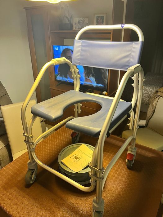 Cadeira Sanitária e de Banho com Rodas