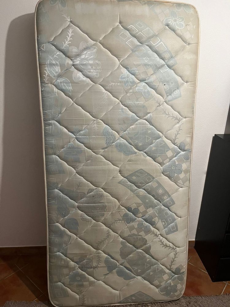 Cama de solteiro com colchão