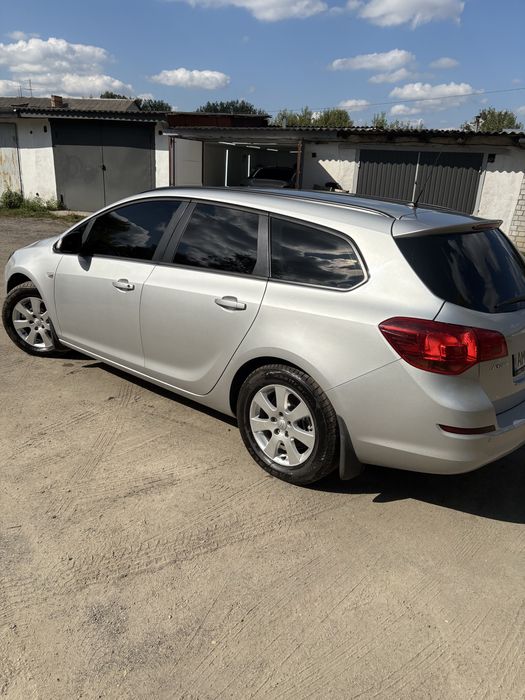 Опель астра J 2012 року