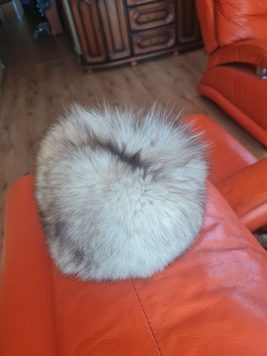 Czapka z lisa białego naturalna