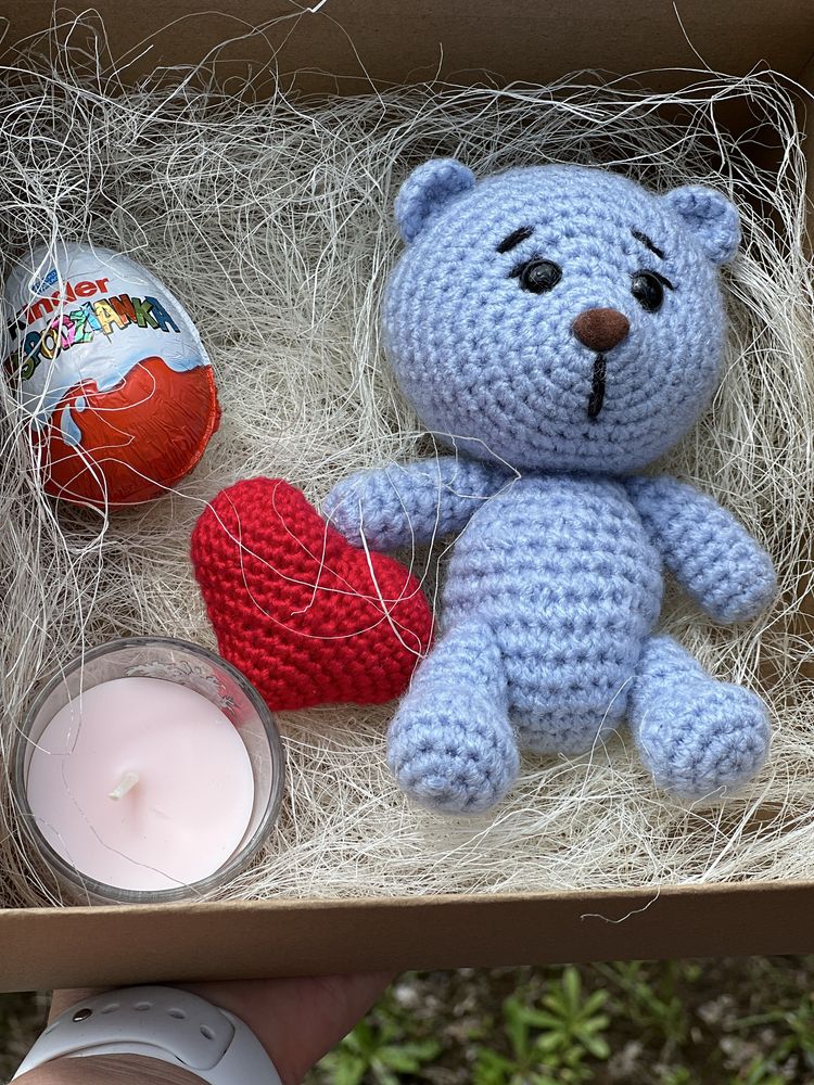 Gotowy prezent. Pudełko prezentowe z ręcznie robionym misiem amigurumi