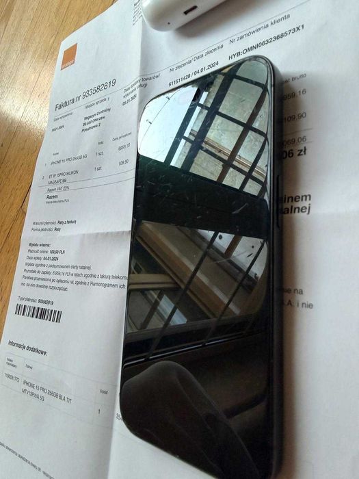 iPhone 15 pro oraz słuchawki iPods pro 2