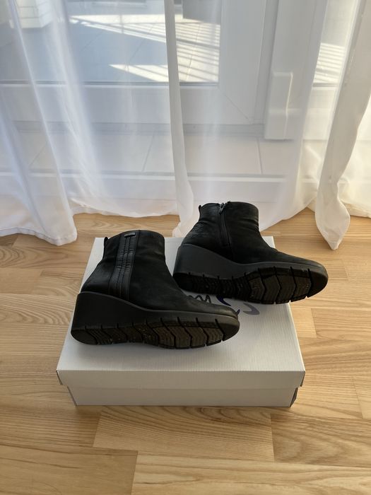 Botki w kolorze czarnym na koturnie