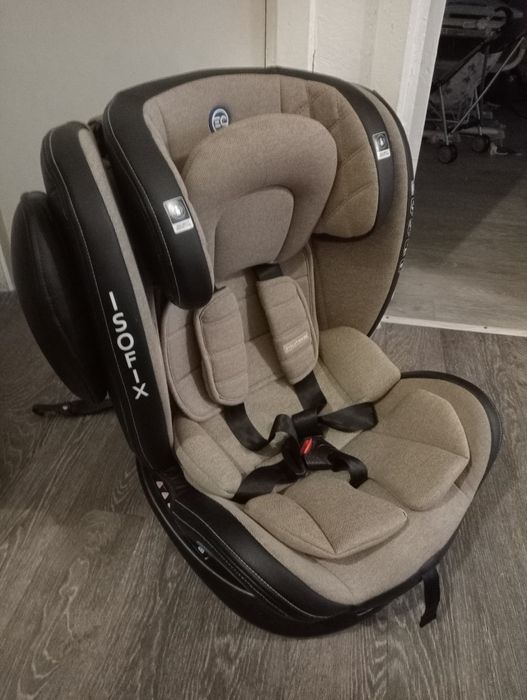 Автокрісло з системою isofix